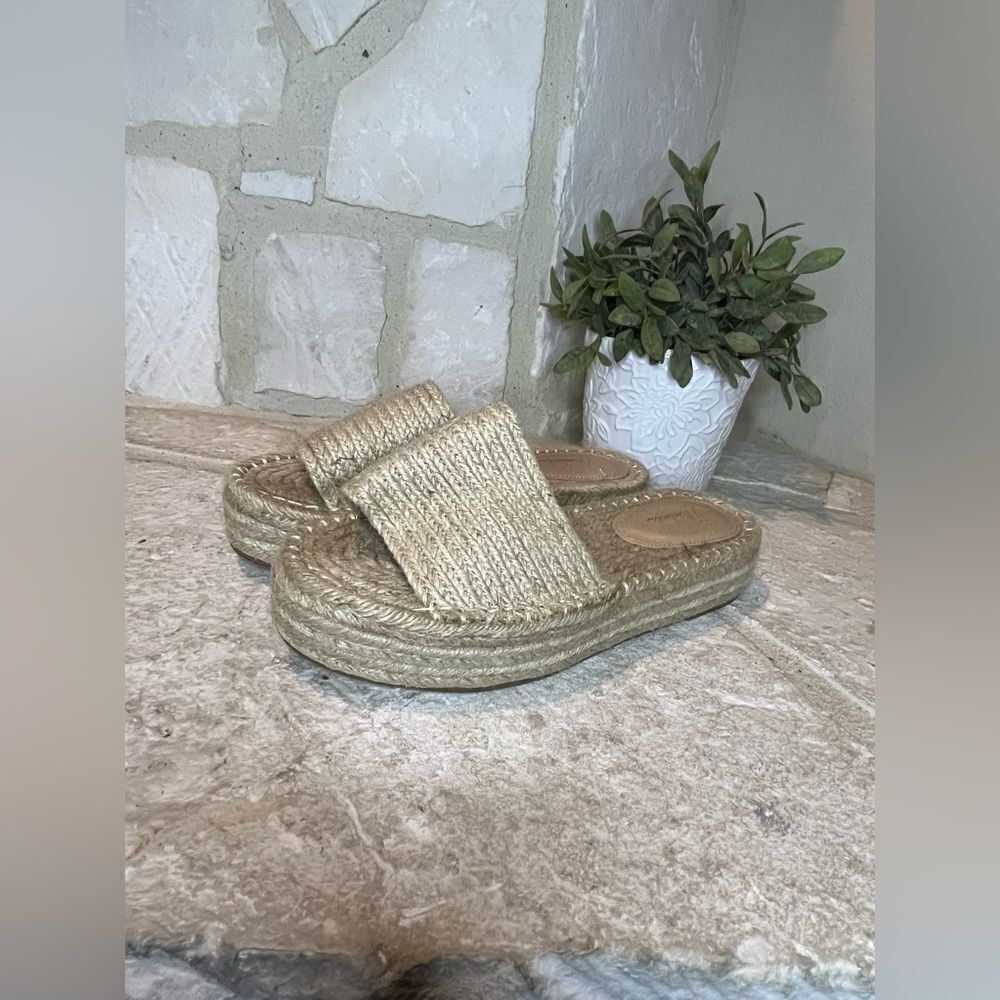 Mooloola natural espadrilles sandals sz 9